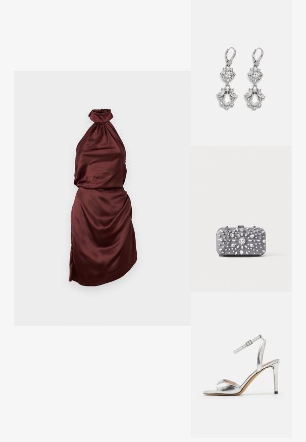 Bourgondische satijnen halterjurk met een gathered decolleté, aansluitende corsage en draperen rok, voorzien van een zijschuif. Gladde textuur.; Zilveren hoge sandaal met open teen, metallic textuur en verstelbare enkelband. Heeft een taps toelopende naaldhak en een gladde binnenzool.; Kleine rechthoekige donkergrijze clutch versierd met heldere strass-steentjes in een uitstralend patroon en een zilveren kettingband.; Zilverkleurige oorbellen met meerdere heldere kristalgesteenten in druppel- en marquisevormen, met sluitingen met een leversysteem en ingewikkelde details.