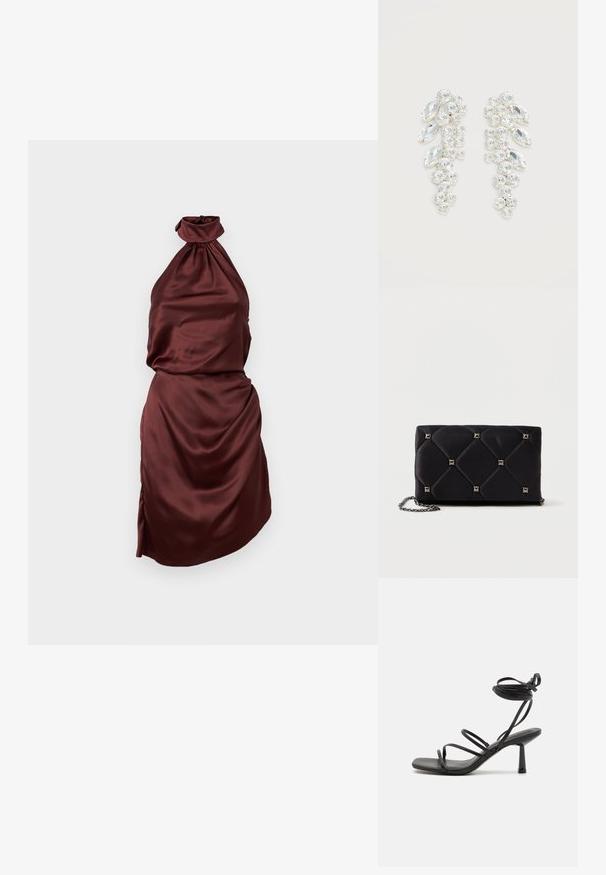 Bordeaux satin halterneck kjole med en samlet halsudskæring, tætsiddende liv og draperet nederdel med en sideslids. Glat tekstur.; Sort strappy sandal med firkantet tå, justerbare ankelbind og en slank, blokhæl. Fremstillet af et glat, holdbart materiale.; Sort, kviltet satin clutch med sølvfarvede pyramidespidser, kædetræk, rektangulær form og glat overflade. Dimensioner: 10 cm x 18 cm x 4 cm.; Par sølvfarvede øreringe med klyngede klare facetterede krystaller i runde og marquise former på hvid baggrund.