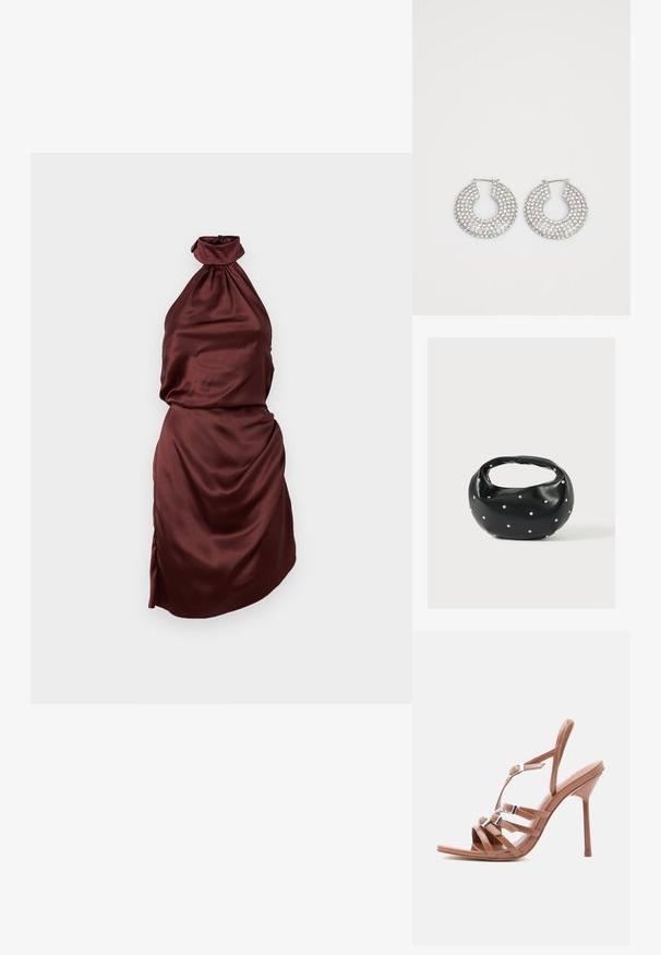 Bordeaux satin halterneck kjole med en samlet halsudskæring, tætsiddende liv og draperet nederdel med en sideslids. Glat tekstur.; Tan farvede højhælede sandaler med åbne tæer. Har tynde stropper med sølvspænder, en glat mat tekstur og en slank, buet hæl.; Sort læderhåndtaske med en rundet form, dekoreret med sølvnitter, og et kort håndtag. Glat tekstur og lynlåslukning.; Sølvøreringe med flere klare krystaludsmykninger, med en struktureret overflade og et åbent rundt design.