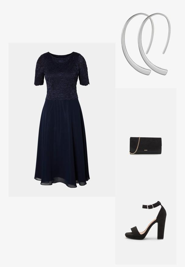 Marineblaues Kleid mit einem Spitzen-Oberteil, kurzen Ärmeln und einem fließenden Rock. Sanfte Textur und knielanger Saum mit einem dezenten Glanz.; Anna Field by Zalando Riemensandalette - black; Schwarze Clutch aus Wildleder mit strukturierter Oberfläche, ausgestattet mit einem goldenen Kettenriemen und einem eleganten, kantigen Design.; Silberne Metall-Hoops Ohrringe mit einer glatten, glänzenden Oberfläche und einer gewölbten Mondform, die ein minimalistisches Design aufweisen und keine sichtbaren Muster haben.