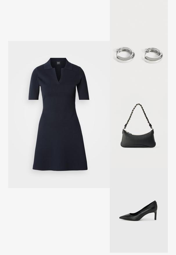 Navyblaues Polo-Kleid mit kurzen Ärmeln und V-Ausschnitt, tailliertem Oberteil und ausgestelltem Rock. Hergestellt aus strukturiertem Material mit dezenten Seitennähten.; Schwarzer, spitz zulaufender High-Heel-Pumps aus Leder mit einem schlanken, mittelhohen Absatz auf einem schlichten hellgrauen Hintergrund.; Schwarze Lederschultertasche mit gewölbter rechteckiger Form, goldener Kette, die in den geflochtenen schwarzen Riemen eingewebt ist, und Reißverschlussverschluss oben.; Paar kleine, glänzende silberne Creolen mit glatten, abgerundeten Oberflächen auf einfachem weißem Hintergrund.