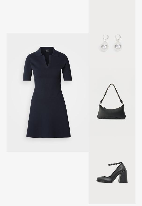 Navyblaues Polo-Kleid mit kurzen Ärmeln und V-Ausschnitt, tailliertem Oberteil und ausgestelltem Rock. Hergestellt aus strukturiertem Material mit dezenten Seitennähten.; Schwarzer Leder-Pumps mit abgerundeter Spitze und dickem Blockabsatz, mit verstellbarem Knöchelriemen und kleiner runder Schnalle.; Schwarze Lederschultertasche mit gewölbter rechteckiger Form, goldener Kette, die in den geflochtenen schwarzen Riemen eingewebt ist, und Reißverschlussverschluss oben.; Silberne Tropfenohrringe mit glatten, runden, reflektierenden Oberflächen, die an Hakenverschlüssen hängen. Der Hintergrund ist reinweiß.