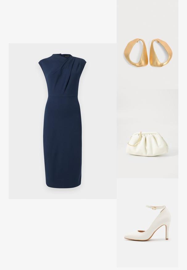 Robe midi bleu marine sans manches avec encolure haute asymétrique et plis subtils sur le corsage, taille cintrée, jupe droite.; Chaussure à talon haut en cuir blanc avec un bout pointu, une bride à la cheville et un talon fin. Présente une texture lisse et un intérieur beige.; Sac à main en cuir blanc avec un design plissé, doté d'une bandoulière en chaîne dorée et d'une forme arrondie. Texture lisse avec des plis doux et sans motifs.; Paire de boucles d’oreilles créoles en or irrégulières et asymétriques avec une finition lisse et mate sur un fond neutre.