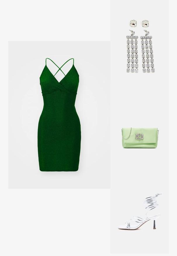Vestido ajustado verde y con brillo, de escote en V profundo y tirantes entrecruzados. Textura suave, longitud por encima de la rodilla y silueta ajustada.; Sandalia de tacón alto plateada con tiras delgadas cruzando los dedos del pie y una envoltura en espiral alrededor del tobillo sobre un fondo blanco.; Mascara Clutch - apple; Pendientes colgantes de cristal con herrajes en tono plateado, que presentan un stud cuadrado y filas en cascada de cristales rectangulares y octogonales.