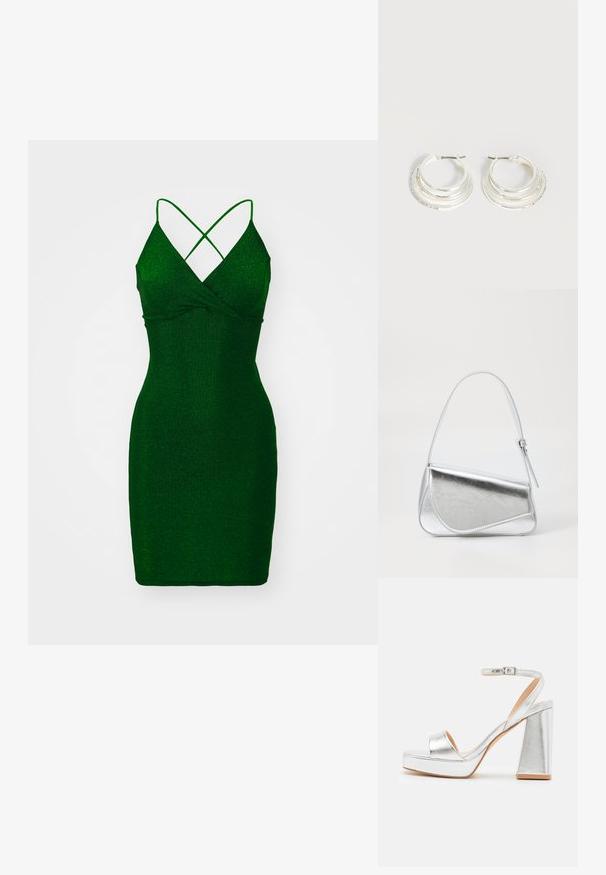 Grünes, glitzerndes, eng anliegendes Kleid mit tiefem V-Ausschnitt und überkreuzten Trägern. Glatte Textur, knielange Länge und figurbetonte Silhouette.; Silberne Plattform-Sandalen mit einem breiten Zehenriemen, einem Knöchelriemen mit Schnalle und einem klobigen Absatz. Glatte metallische Oberfläche und flaches Sohlen-Design.; Silberfarbene metallische Handtasche mit dreieckiger Form, glatter Textur und einem dünnen, verstellbaren Schultergurt. Sie verfügt über ein umklappbares Design mit Nähten.; Silberne Creolen mit drei geschichteten halbkreisförmigen Bändern, eines davon verziert mit kleinen klaren Kristallen auf hellem Hintergrund.