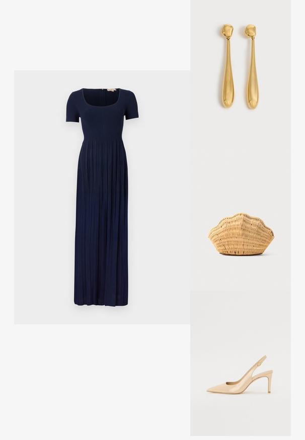 Navyblaues, geripptes Maxikleid mit kurzen Ärmeln, quadratischer Ausschnitt und gefälteltem Rock. Verfügt über einen Reißverschluss im Rücken.; Nude patentleder Slingback-Absatzschuh mit spitzer Zehenpartie, offenem Vorderblatt und dünnem Stiletto-Absatz. Verfügt über ein kreisförmiges goldfarbenes Akzent auf dem Riemen.; Gewebte Rattan-Handtasche in Form einer Jakobsmuschel mit natürlicher hellbrauner Farbe und abgerundeten, strukturierten Kanten.; Paar lange, glatte, glänzende goldene Tropfenohrringe mit abgerundeten Oberseiten und zulaufenden Tropfenformen auf hellem Hintergrund.