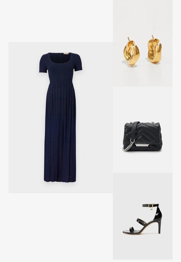 Navyblaues, geripptes Maxikleid mit kurzen Ärmeln, quadratischer Ausschnitt und gefälteltem Rock. Verfügt über einen Reißverschluss im Rücken.; Schwarze Lackleder-Sandale mit drei Riemen, Knöchelriemen und 10 cm hohen Stiletto-Absatz. Verfügt über goldfarbene Hardware-Details und ein Logo-Charm.; Schwarze Lederhandtasche mit Chevron-Steppmuster, silberner Kettenriemen und metallischem Logo-Akzent. Kompakte, rechteckige Form.; Fette goldene Creolen mit einem leicht verdrehten, röhrenförmigen Design und Steckverschlüssen auf einem weißen Hintergrund.