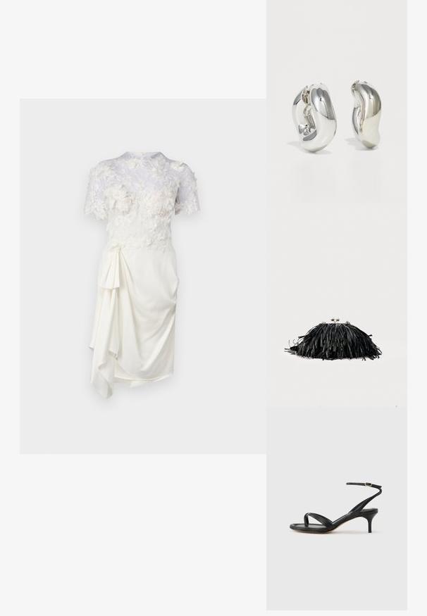 Robe blanche avec un dessus en dentelle florale, manches courtes, corsage ajusté et un détail drapé sur le côté. Texture lisse et tissu doux.; Sandale pour femme en cuir noir avec fines lanières, une boucle d'orteil, une boucle à la cheville et un talon aiguille de hauteur moyenne sur un fond neutre.; Pochette noire à franges avec fermoir argenté et chaîne, sur un fond clair uni.; Boucles d'oreilles sculpturales en argent avec des formes douces et courbes et des surfaces réfléchissantes. Présentent un design de boucle fermée et une forme organique distincte.