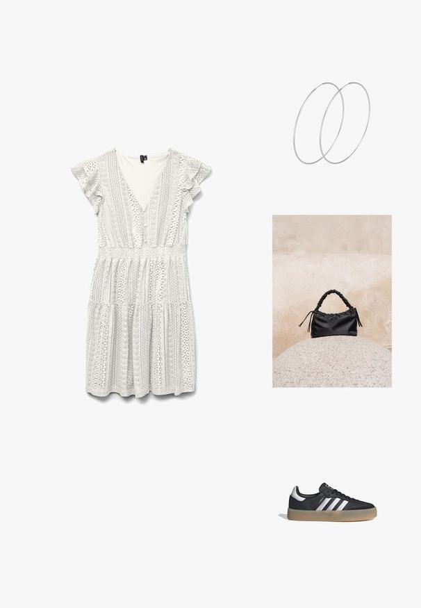 Vestido blanco con mangas cortas fruncidas, con intrincados patrones de encaje y escote en V profundo. La cintura fruncida conduce a una falda de volantes.; Zapatilla deportiva de cuero negro con tres rayas plateadas, punta texturizada y suela de goma. Cuenta con un collar acolchado y un diseño con cordones.; Bolso negro fruncido con asa recogida, apoyado sobre una esfera de piedra texturizada frente a una pared de hormigón beige.; Pendientes de aro plateados con un diseño minimalista. Forma circular, textura suave y perfil delgado. Livianos con un acabado pulido.