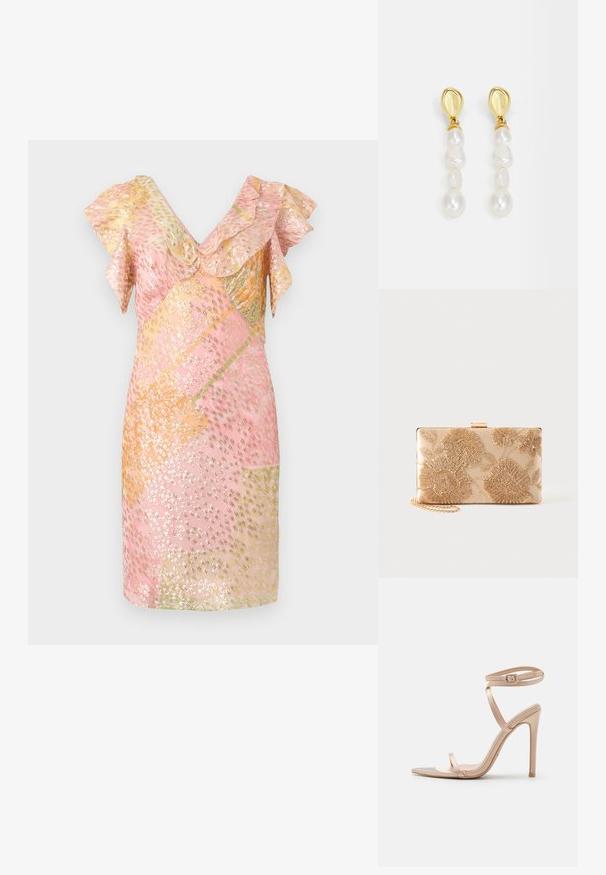 Vestido rosa adornado con lentejuelas y mangas con volantes, que presenta un patrón geométrico en tonos dorados y pasteles, de longitud corta y textura suave.; RAID ADERRA - Sandalias - nude; Bolso clutch rectangular beige con bordado floral dorado y una correa de cadena dorada sobre un fondo liso.; Pendientes en tono dorado que presentan un racimo de perlas blancas irregulares, con un botón liso y redondeado en la parte superior y de diferentes tamaños de perlas.