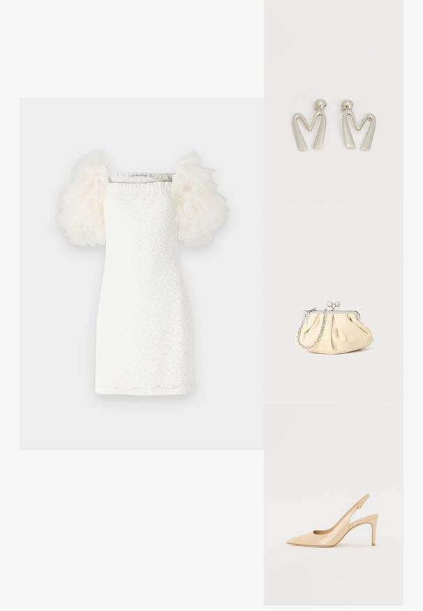 Witte jurk met een textuur van kantpatroon, rechte snit en doorschijnende, opbollende tule mouwen in lichtcrème. Minimalistisch ontwerp met een vierkante halslijn.; Nude gepatineerd leren slingbackhak met een spitse neus, open vamp en een dunne stilettohak. Bevat een ronde gouden accent op de band.; Geplooide beige leren clutch met een zilveren metalen frame, voorzien van twee ronde decoratieve sluitingen en een zilveren kettingriem.; Paar zilverkleurige metalen oorbellen in de vorm van een hoekige letter M met afgeronde stekers op een witte achtergrond.