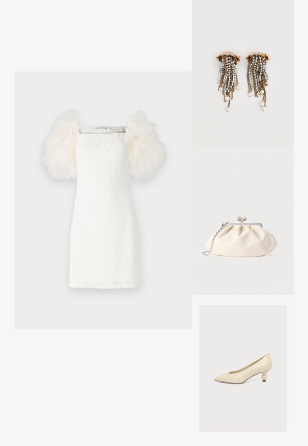 Witte jurk met een textuur van kantpatroon, rechte snit en doorschijnende, opbollende tule mouwen in lichtcrème. Minimalistisch ontwerp met een vierkante halslijn.; Crèmekleurige pumps met een spitse neus, een korte, ronde gestapelde hak en een gladde matte afwerking op een effen lichte achtergrond.; Crèmekleurige stoffen clutch met een geplooid ontwerp, een zilverkleurig metalen frame, twee decoratieve balletjes en een zilveren kettingriem.; Goudkleurige clip-on oorbellen met vallende strasskettingen en hangende witte parels op een witte achtergrond.