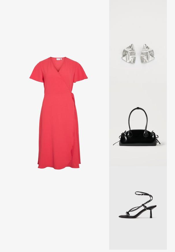 Robe portefeuille rouge corail avec manches courtes, décolleté en V et détail noué sur le côté, dotée d'une jupe légèrement évasée arrivant au genou.; Sandales à talons hauts en suede noir avec un nez pointu, une sangle à la cheville et des détails décoratifs en clous sur les sangles.; Petit sac à main noir brillant avec deux longues anses et des détails à cordon sur les côtés sur un fond clair uni.; Boucles d'oreilles en métal argenté avec un design ondulé et sculptural, présentant une finition polie et des formes irrégulières, mettant en valeur une esthétique contemporaine.