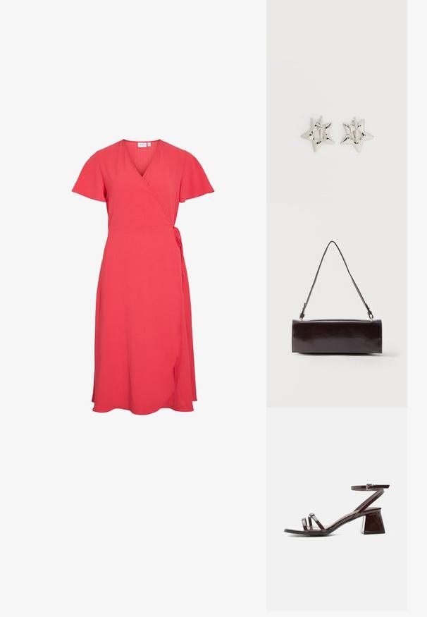Robe portefeuille rouge corail avec manches courtes, décolleté en V et détail noué sur le côté, dotée d'une jupe légèrement évasée arrivant au genou.; Sandale en cuir verni marron foncé avec talon bloc, bride à la cheville avec boucle et deux fines lanières sur les orteils sur fond blanc.; Sac à main rectangulaire en cuir noir avec une longue bandoulière unique et une finition brillante, présenté sur un fond blanc uni.; Boucles d’oreilles créoles en forme d’étoile argentée avec une finition lisse et polie sur un fond blanc uni.