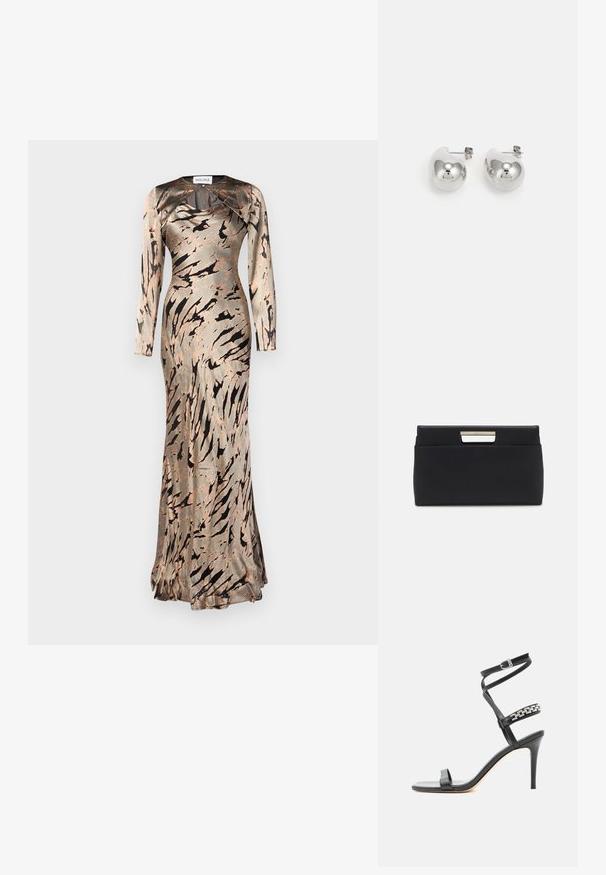 Vestido ajustado de manga larga en una suave tela similar a la satén, con un patrón abstracto en tonos beige y marrón y un dobladillo acampanado. Diseñado con un escote redondo.; Sandalia negra de tacón alto con tira delgada en el tobillo, tira en la parte media del pie decorada con eslabones de cadena plateados y diseño de punta abierta.; Bolso de mano de piel negra con forma rectangular. Presenta un acento de mango metálico en el cierre, textura suave y diseño minimalista.; Pendientes de gota de plata con superficies redondeadas y reflectantes; diseño minimalista con textura suave y un sutil detalle de marca.