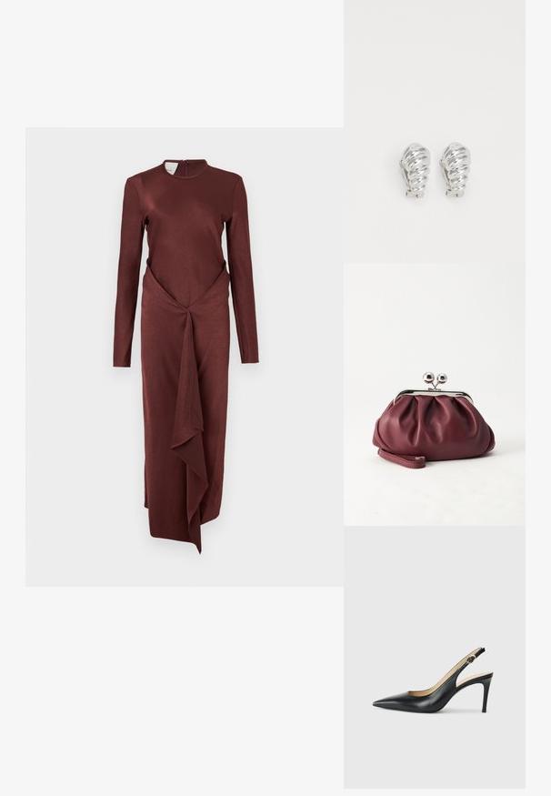 Robe longue bordeaux à manches longues avec un col montant, un design noué à la taille et une jupe drapée fluide. Texture de tissu lisse dans l'ensemble.; Escarpins en cuir noir avec une pointe fine, une bride ajustable et un talon aiguille élégant, présentant une finition lisse.; Petit sac pochette en cuir bordeaux avec fermoir métallique argenté et bracelet sur fond blanc.; Boucles d'oreilles en clip argentées avec un design en spirale, présentant une texture métallique lisse et des formes arrondies. Pas d'embellissements ou de motifs visibles.
