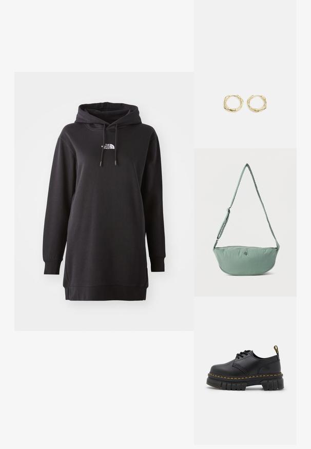 Zwarte hoodie jurk van zachte stof, met een kangoeroezak aan de voorkant, een verstelbare trekkoordcapuchon en een klein logo op de borst.; Zwarte leren schoenen met een dikke, gestructureerde zool. Kenmerken zijn gele stiksels, een ronde neus en een trekband aan de hak.; Lichtgroene stoffen crossbodytas met verstelbare riem en klein metalen logo aan de voorkant, getoond tegen een effen witte achtergrond.; Gouden creolen met een textuur en onregelmatige vorm. Voorzien van een naadloze sluiting en een gepolijste afwerking, wat het moderne ontwerp benadrukt.