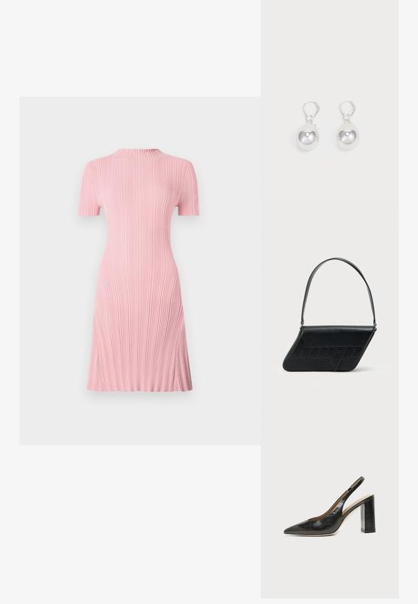 Robe rose à la longueur des genoux avec des manches courtes, texture côtelée, légère volute au niveau du col et forme évasée. Fini lisse.; Chaussure slingback en cuir noir à bout pointu avec un talon bloc haut et une doublure intérieure beige sur un fond clair uni.; Sac d'épaule en cuir noir de forme triangulaire, avec un logo embossé et une seule bandoulière réglable. Design minimaliste avec une texture lisse.; Boucles d'oreilles en argent en forme de goutte avec des surfaces lisses, rondes et réfléchissantes, suspendues à des fermoirs à ressort. L'arrière-plan est blanc uni.
