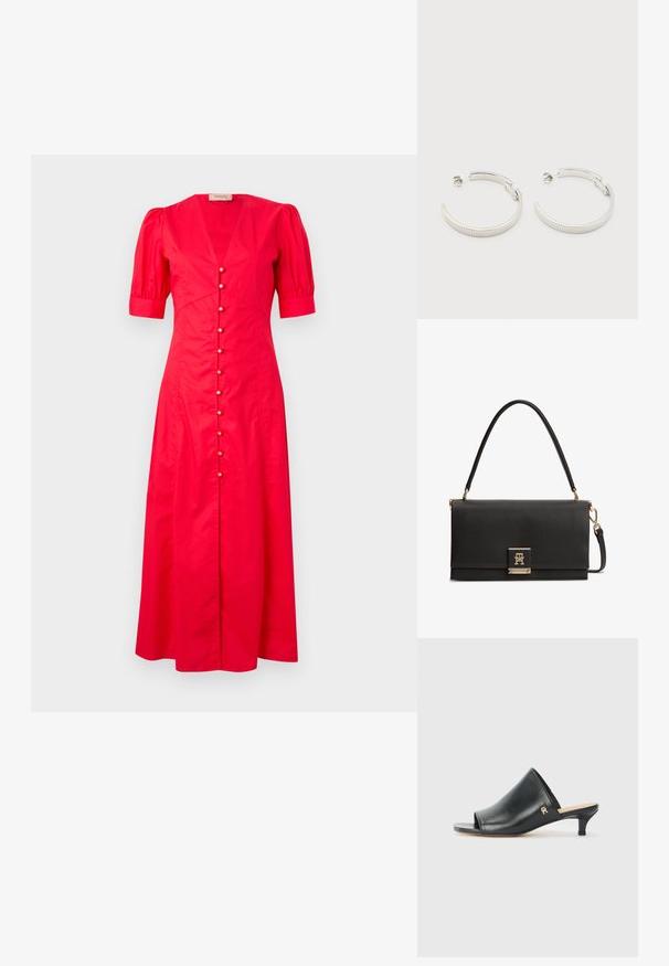 Rotes Baumwoll-Midikleid mit kurzen Puffärmeln, tiefem V-Ausschnitt und einer Frontknopfleiste mit dekorativen Knöpfen in der Mitte.; Schwarze Leder-Pantoletten mit offenen Zehen und niedrigem Absatz. Sie verfügen über eine glatte Oberfläche und ein goldenes Logo-Detail an der Seite.; Schwarze, strukturierte Lederhandtasche mit einem Tragegriff oben, goldfarbenem Verschluss mit ineinander verschlungenem TH-Logo und abnehmbarem Schulterriemen.; Ohrstecker in Silberoptik, halbkreisförmig mit geriffelter Textur und Steckverschlüssen, auf weißem Hintergrund.
