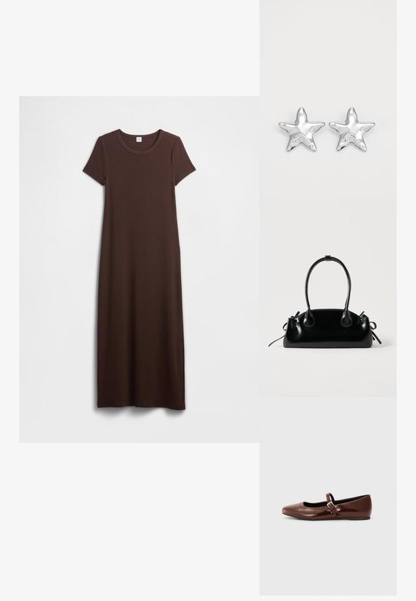 Robe maxi en coton marron avec manches courtes, col rond et texture lisse. Le design est simple et droit, offrant une coupe décontractée.; Ballerine en cuir verni marron avec un bout carré et une lanière ornée d'une petite boucle dorée. Texture lisse, talon bas et design minimaliste.; Petit sac à main noir brillant avec deux longues anses et des détails à cordon sur les côtés sur un fond clair uni.; Boucles d'oreilles argentées en forme d'étoile, avec une surface lisse et brillante. Chaque boucle d'oreille possède cinq pointes et des détails subtils de texture de surface.