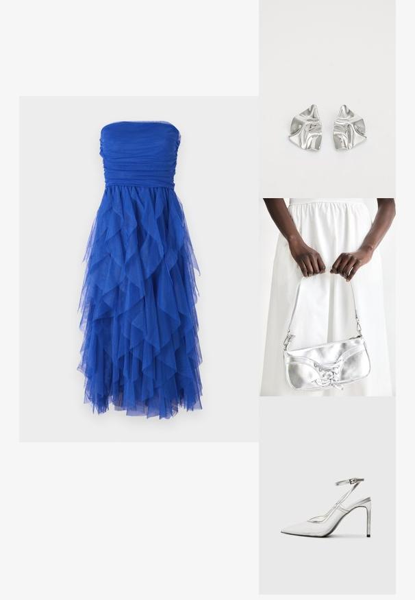 Robe sans manches bleu avec un buste froncé et une jupe en tulle à couches qui cascade. Le matériau est léger et texturé, créant du volume.; Chaussure à talon aiguille transparent avec un bout pointu, en matériau transparent, accents métalliques argentés et bride de cheville réglable.; Sac à main en métal argenté avec un détail à lacets, arborant un design épuré et une courte sangle. Le sac est tenu dans les mains, mettant en valeur sa texture.; Boucles d'oreilles en métal argenté avec un design ondulé et sculptural, présentant une finition polie et des formes irrégulières, mettant en valeur une esthétique contemporaine.