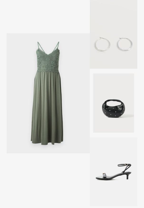 Groene maxi-jurk met een gehaakte buste en spaghettibandjes, met een vloeiende onderkant van zachte, lichte stof.; Zwarte leren open teen sandaal met lage kittenhak, dunne enkelband met gouden gesp en decoratief gouden accent op de voorste band.; Zwarte leren handtas met een afgeronde vorm, versierd met zilveren studs, en een korte handgreep. Gladde textuur en ritsluiting.; Zilverkleurige metalen creolen oorbellen met een glad, licht gebogen oppervlak en sluitingen met haaksluiting op een effen witte achtergrond.