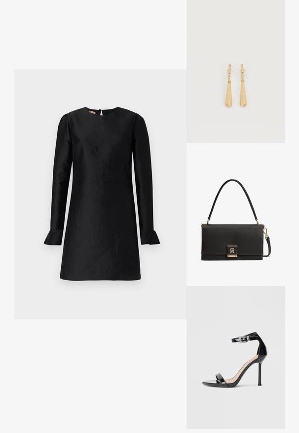 Sort kjole med lange ærmer, struktureret mønster, rund halsudskæring og flagrende manchetter. Har en nøglehulslukning bagpå.; Sort højhælet sandal i laklæder med ankelrem. Har minimalistisk design, åben tå og spænde med rhinsten-detaljer.; Sort tekstureret læderhåndtaske med topgreb, guldfarvet lås med indflettet TH-logo og aftagelig skulderrem.; Øreringe i guldfarvet metal med glatte, aflangt dråbeformede vedhæng, der hænger fra små creol-låse på en hvid baggrund.