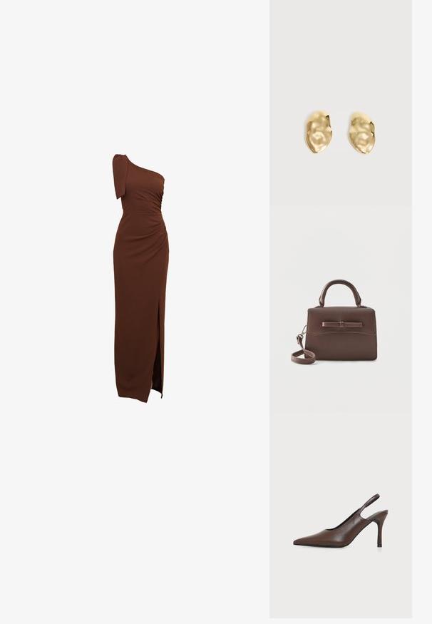 Braunes, einseitig getragenes Kleid mit gerafften Details, einem seitlichen Schlitz und einer taillierten Silhouette aus glattem, elastischem Stoff.; Brauner Lederslingback-Pumps mit spitzer Spitze und dünnem Stiletto-Absatz auf schlichtem hellen Hintergrund.; Kleine braune Lederhandtasche mit Tragegriff oben, abnehmbarem Schulterriemen und einer Frontklappe, die durch ein horizontales Lederriemen-Detail akzentuiert ist.; Paar glänzende, unregelmäßig geformte Ohrstecker aus Goldmetall mit zerknitterter, glatter Oberfläche auf schlichtem hellem Hintergrund.