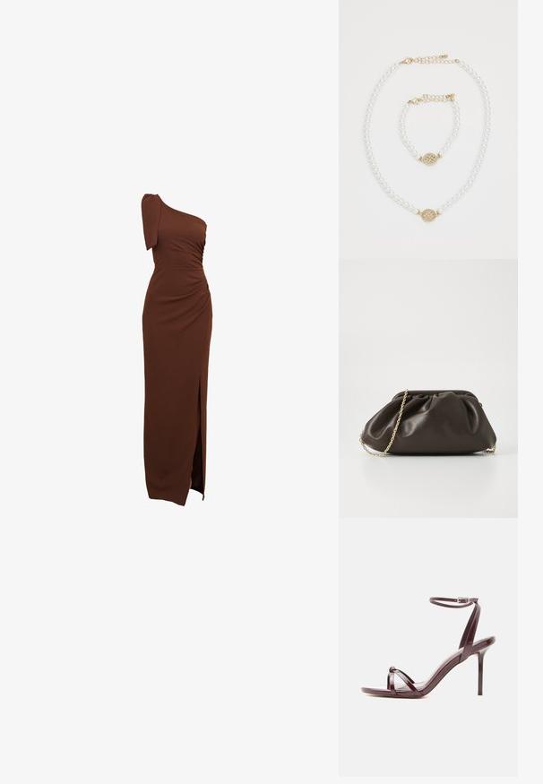 Braunes, einseitig getragenes Kleid mit gerafften Details, einem seitlichen Schlitz und einer taillierten Silhouette aus glattem, elastischem Stoff.; Bordeauxrote High-Heels-Sandale aus Lackleder mit dünnem Knöchelriemen und gekreuzten Zehenriemen auf weißem Hintergrund.; Braune Lederhandtasche mit gerafftem Design, goldenen Kettenriemen und weicher, strukturierter Oberfläche. Kompakte Form, die sich für den abendlichen Gebrauch eignet.; Perlenkette und passendes Armband mit goldenen Verschlüssen und rundem goldenen Anhänger, dekoriert mit kleinen Kristallen, auf weißem Hintergrund.