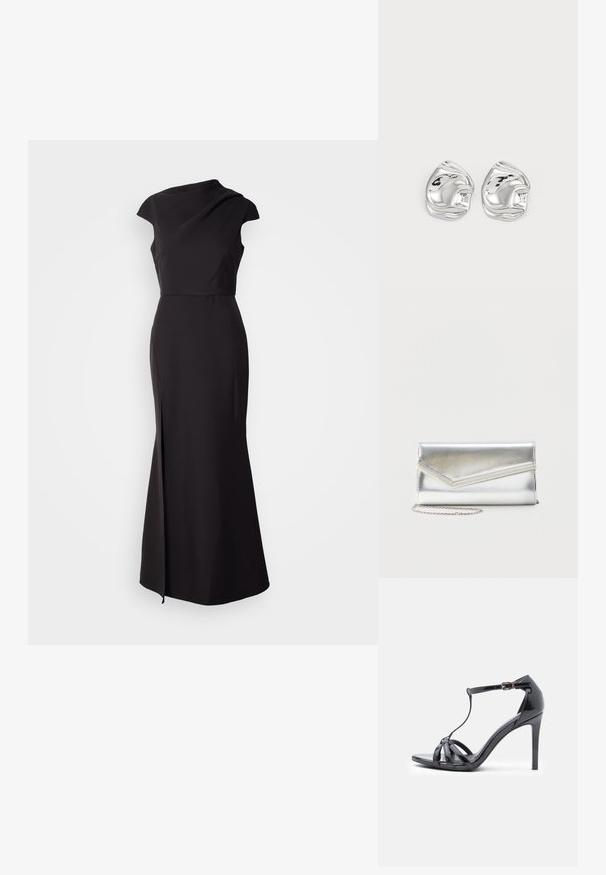 Robe noire sans manches avec un col haut, un corsage ajusté et une jupe longue avec une fente sur le côté, présentant une texture lisse et mate.; Sandale à talons hauts en cuir verni noir avec des fines lanières, design en T, fermeture à boucle et silhouette élégante et courbée.; Pochette argentée brillante avec rabat style enveloppe et garniture décorative, petite bandoulière chaîne argentée, sur fond clair uni.; Boucles d'oreilles en forme abstraite argentées avec une finition poli, présentant des courbes lisses et des contours subtils. Pas de motifs ou d'accents visibles.