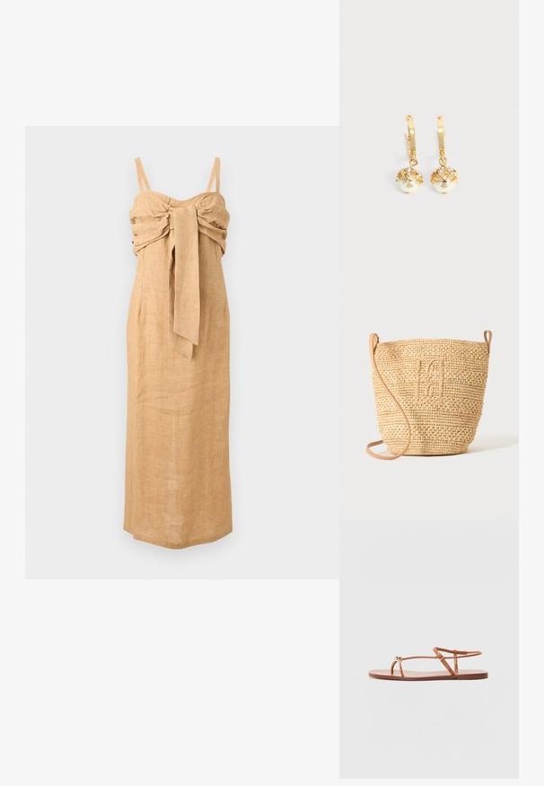 Robe maxi beige en lin sans bretelles avec un buste froncé et une longue ceinture large en tissu suspendue au centre devant.; Loeffler Randall LARA STRAPPY - Sandales tongs - timber; Sac seau en paille tressée avec motif texturé et bandoulière en cuir, présenté debout sur un fond clair uni.; Boucles d'oreilles créoles en or avec des perles blanches pendantes serties d'or et de petits cristaux clairs sur un fond clair uni.