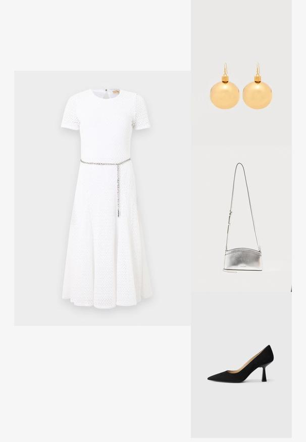 Robe midi blanche à manches courtes en tissu texturé avec une fine ceinture chaîne argentée portée lâchement à la taille.; Pompe à talons hauts en suède noir avec un bout pointu, dotée d'un talon bloc noir brillant et d'une doublure intérieure lisse.; Sac bandoulière en métal argenté avec sangle réglable et logo subtil sur le devant, sur fond clair uni.; Paire de boucles d'oreilles boule de Noël dorées brillantes avec fermoirs à crochet sur fond blanc uni.