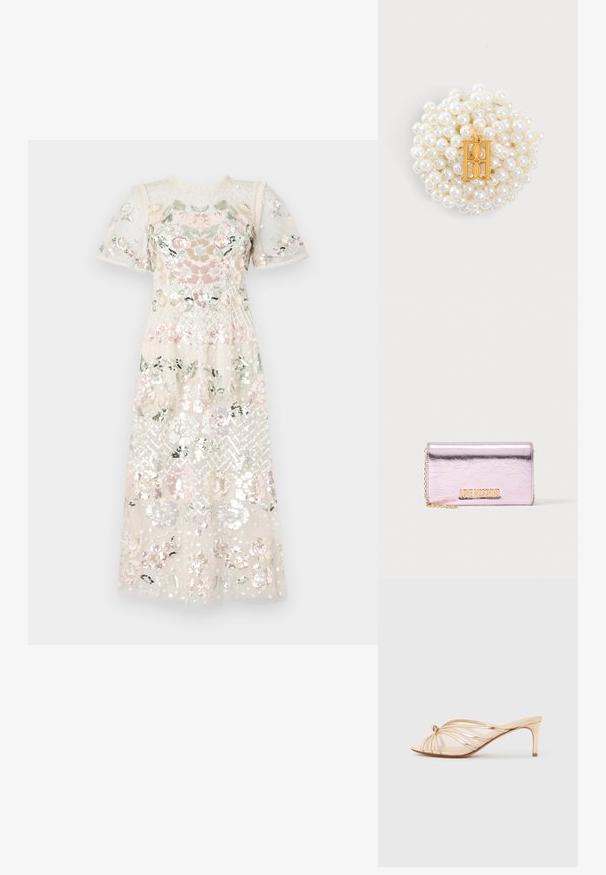 Kleid aus transparentem, paillettenbesetztem Stoff mit floralen Stickereien in Pastellfarben. Kurze Puffärmel und runder Ausschnitt. Midi-Länge.; Offener Pantolette mit goldfarbenem Metallic-Finish, mittelhohem schlankem Absatz und dünnen, überkreuzten Riemchen vor neutralem Hintergrund.; Metallic pinke Love Moschino Clutch mit goldener Kette und goldenem Logoprint vorne.; Ansammlung kleiner weißer Perlen, die eine runde Form bilden, mit einem rechteckigen goldenen Anhänger in der Mitte mit einem dekorativen Buchstaben H.