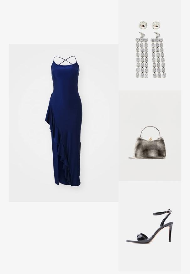 Robe maxi bleu marine avec de fines bretelles croisées dans le dos, ornée d'un volant sur le côté et d'une fente haute pour faciliter les mouvements, confectionnée dans un tissu lisse.; Sandale à talon haut en cuir verni noir, à bout ouvert, avec bride à la cheville et fermeture à boucle, vue de profil sur fond blanc.; Petit sac à main avec motif à carreaux argenté, poignée incurvée, grande fermeture à perle et une fine bandoulière en chaîne argentée sur un fond uni.; Boucles d'oreilles en cristal avec des accessoires en ton argent, comportant un clou carré et des rangées en cascade de cristaux rectangulaires et octogonaux.