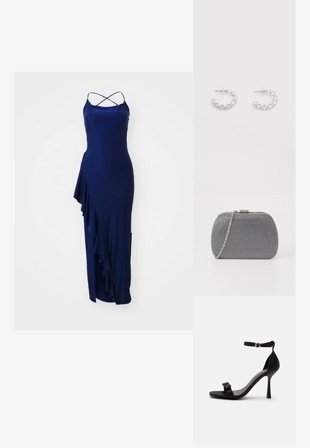 Vestido largo azul marino con finas tirantes cruzados en la espalda, que presenta un detalle de volantes en el costado y una abertura alta para facilitar el movimiento, hecho de una tela suave.; Sandalia negra de tacón alto con una correa en el tobillo, hebilla plateada y una correa frontal con un pequeño detalle de lazo.; Bolso de mano texturizado en blanco y negro con forma redondeada, correa de cadena plateada y un cierre de metal en la parte superior.; Pendientes de aro plateados incrustados con cristales facetados transparentes, con cierre de poste y tapones auriculares transparentes sobre un fondo blanco.