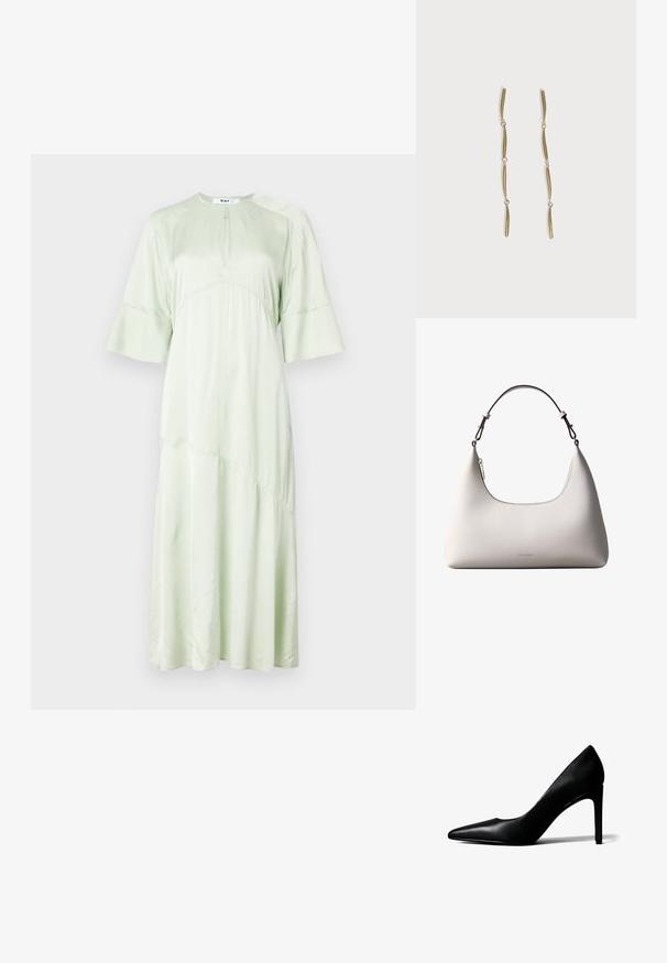DAY Birger et Mikkelsen CAMILLA - Robe de soirée - green; Chaussure à talon haut en cuir noir à bout pointu avec un talon aigu fin sur fond blanc.; Sac à bandoulière en cuir couleur crème de Calvin Klein avec bord supérieur incurvé, fermeture éclair argentée et sangle ajustable brun foncé.; Longues boucles d'oreilles en or composées de quatre barres incurvées allongées reliées entre elles sur fond blanc.