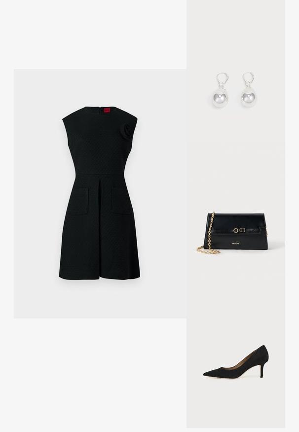 Schwarzes Kleid mit strukturiertem Muster, kurzen Ärmeln, zwei Taschen vorne und einem floralem Akzentdetail an der Schulter. Reißverschluss hinten.; Schwarzer Wildleder-Pumps mit spitzer Schuhspitze, schlankem mittelhohem Stiletto-Absatz und tiefem Ausschnitt auf einfachem Hintergrund.; Schwarze Ledertasche mit goldfarbener Kettenriemen, rechteckiger Form, geprägten Akzenten auf der Klappe und Logo in Gold auf der Vorderseite.; Silberne Tropfenohrringe mit glatten, runden, reflektierenden Oberflächen, die an Hakenverschlüssen hängen. Der Hintergrund ist reinweiß.