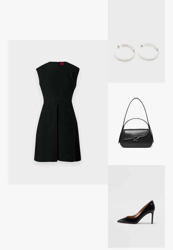 Schwarzes Kleid mit strukturiertem Muster, kurzen Ärmeln, zwei Taschen vorne und einem floralem Akzentdetail an der Schulter. Reißverschluss hinten.; Schwarze patentierte Leder-Pumps mit spitz zulaufender Zehenpartie und schmalem Stiletto-Absatz sowie einem kleinen goldfarbenen dekorativen Logo in der Nähe des Absatzes.; Schwarze Lederschultertasche mit einer geschwungenen Klappe, die durch einen runden Metallverschluss gesichert ist, und einem schlanken, verstellbaren Riemen.; Ohrstecker in Silberoptik, halbkreisförmig mit geriffelter Textur und Steckverschlüssen, auf weißem Hintergrund.