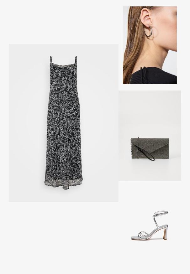 Zwarte maxi-jurk met dunne bandjes, voorzien van een bloemenpatroon in wit en grijs, gemaakt van lichte stof met een vloeiende textuur.; Zilveren hoge hakken sandalen met een vierkante teen, dunne enkelband en vampbanden. Gladde metallic afwerking met een blokhak van 7,5 cm.; Metaalgrijze clutch met een gemetalliseerd meshpatroon, envelopontwerp, kettingschouderband en een slanke, dunne polsband.; Zilveren oorbel met een gepolijste afwerking, met kleine gouden accentdetails en een ronde vorm, gedragen op de oorlel.