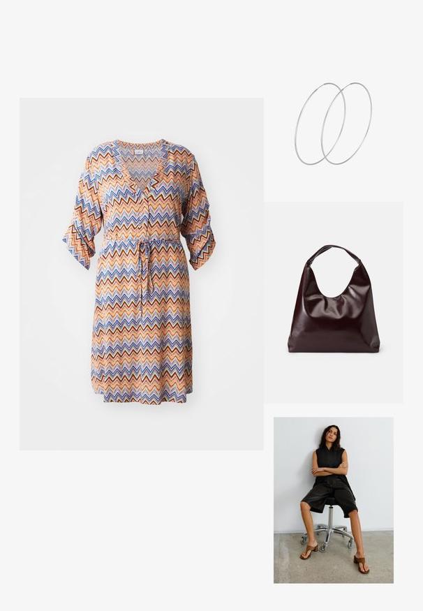 Vestido estampado con un diseño de zigzag en naranja, azul y crema, con escote en V, mangas tres cuartos y cinturilla ajustable.; Mujer con cabello largo y oscuro sentada en una silla de oficina negra, vestida con una blusa sin mangas negra, pantalones cortos negros hasta la rodilla y sandalias marrones con tacón.; Bolso tote vegan de cuero brillante en burdeos, con una forma suave y escultórica y un asa ancha y curvada para facilitar el transporte.; Pendientes de aro plateados con un diseño minimalista. Forma circular, textura suave y perfil delgado. Livianos con un acabado pulido.