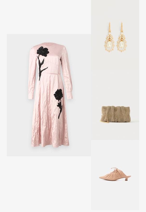 Pink kjole med en tekstureret overflade, prydet med sort blomstermotiv på bodice og skørt, lange ærmer og rund halsudskæring.; Beige dames mule i læder med spids tå, rynket overdel, snøre og lav kittenhæl på hvid baggrund.; Lille gylden mesh clutch taske med et rynket design og en delvist synlig guldkæde på en ensfarvet hvid baggrund.; Øreringe i forgyldt look med dråbeformede imiterede perler, omgivet af små klare krystaller og bladformede krystaldekorationer.