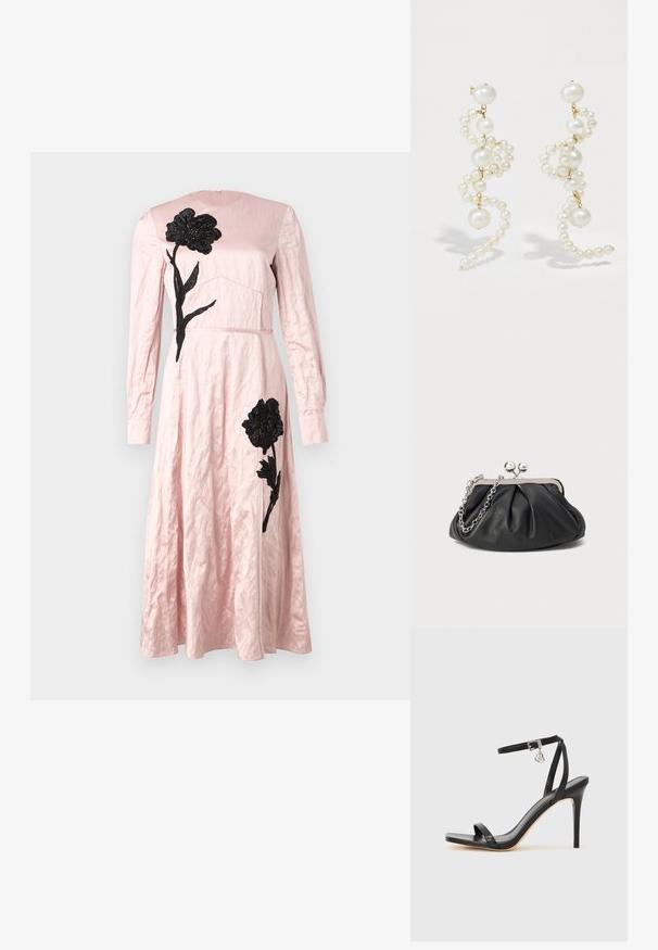Pink kjole med en tekstureret overflade, prydet med sort blomstermotiv på bodice og skørt, lange ærmer og rund halsudskæring.; Sort hæl-sandal med smal ankrem, firkantet tå-boks, glat lædermateriale og metalspænde som pynt.; Sort læder clutch med samlet tekstur, sølvfarvet metalramme, kys-lås lukning og kædestrop. Glat, blød overflade.; Hvide perleøreringe med et snoet design, der har varierende størrelser af perler og guld accenter. Glat overflade og elegant form.
