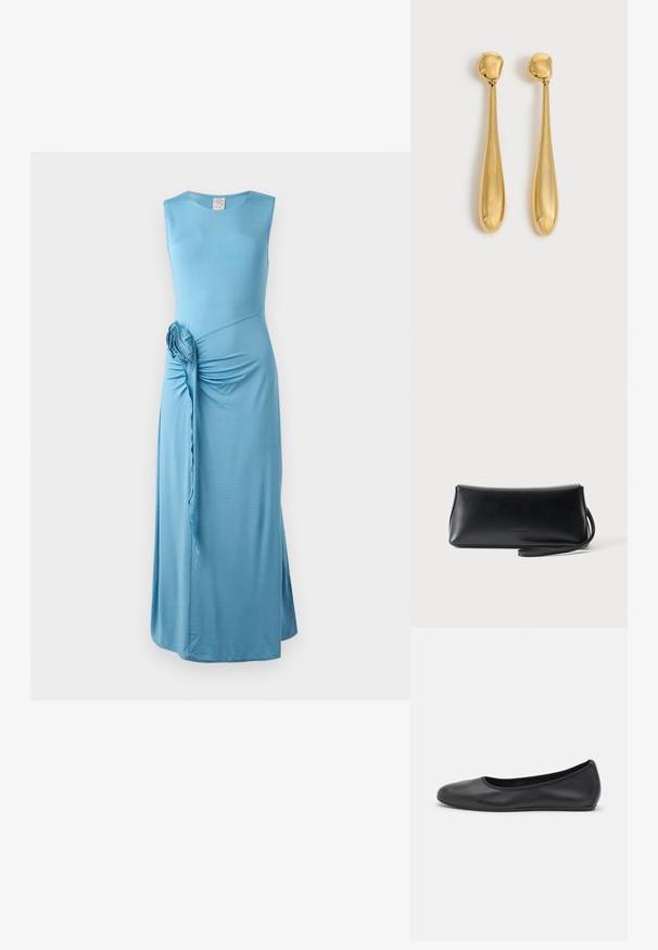 Blauwe, mouwloze maxi jurk met een gedraaide zijdegaaf en een bloemaccent. Gemaakt van zachte, rekbare stof met een gladde textuur.; Zwarte leren ballerina met een ronde neus, gladde textuur, minimale stikdetails en een flexibele zoolontwerp.; Zwarte gladde leren clutch met smalle polsband, rechthoekige vorm en subtiel geperst logo in het midden aan de voorkant.; Een paar lange, gladde, glanzende gouden druppelvormige oorbellen met afgeronde toppen en taps toelopende druppelvormen op een lichte achtergrond.