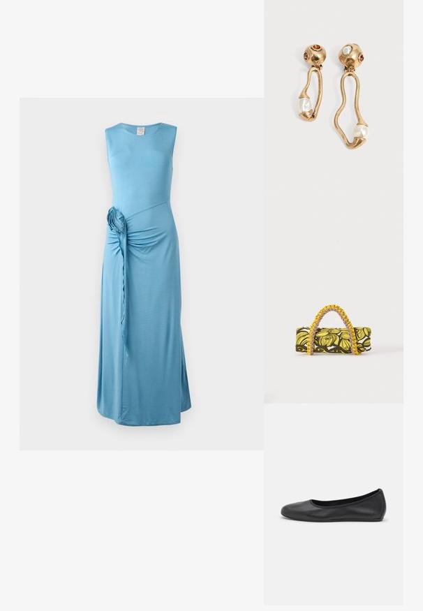 Vestido maxi sin mangas de color azul con un detalle torcido en el lateral y un acento floral. Fabricado en una suave tela elástica con una textura lisa.; Bailarina de piel negra con punta redondeada, textura suave, detalle de costura minimalista y diseño de suela flexible.; Bolsa rectangular con patrón floral en amarillo y negro y asa trenzada amarilla y rosa sobre fondo blanco.; Pendientes en tono dorado con formas abiertas irregulares, cada uno con una perla en la parte inferior y detalles de piedras preciosas en los clavos redondos.