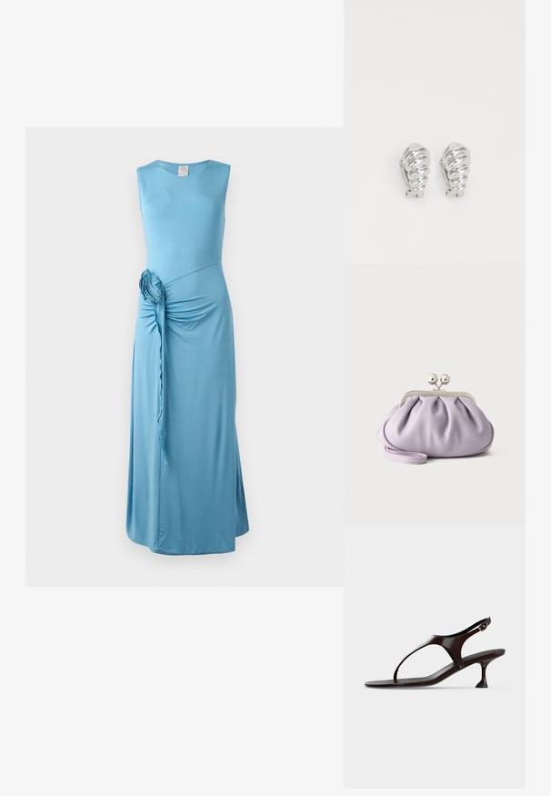 Blauwe, mouwloze maxi jurk met een gedraaide zijdegaaf en een bloemaccent. Gemaakt van zachte, rekbare stof met een gladde textuur.; Donkerbruine lakleren slingbacksandaal met kittenheel en teenbandje op witte achtergrond.; Zachte lavendelkleurige clutch met geplooide stof, zilveren kiss-lock sluiting en bijpassend polsbandje op een effen lichte achtergrond.; Zilveren clip-on oorbellen met een spiraalontwerp, voorzien van een gladde metallic textuur en ronde vormen. Geen zichtbare versieringen of patronen.