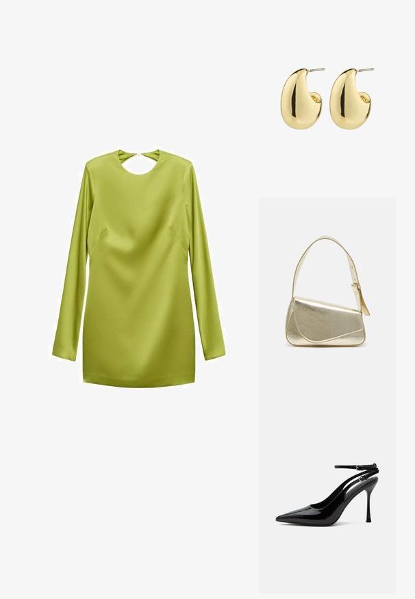 Minimale jurk met lange mouwen in felgroene satijn, met een ronde keyhole-halslijn en side seam-details. Soepele textuur met een slanke silhouet.; Zwarte lakleren pumps met hoge hak, spits toelopende neus en dubbele enkelbandjes met zilveren gespen.; Gouden metallic handtas met een gestructureerd ontwerp, gladde textuur en verstelbare schouderband. Kenmerkt zich door een unieke driehoekige vorm en minimalistische stiksels.; Gouden studs met een gladde, gepolijste afwerking, in een abstracte, druppelvorm. Eenvoudige metalen achterzijde voor bevestiging.