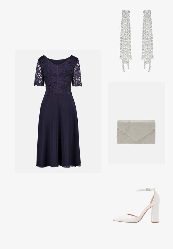 Marineblaues knielanges Kleid mit floraler Spitzenoberseite, halblangen Ärmeln, Rundhalsausschnitt und fließendem einfarbigem Rock.; Weißer Lackleder-Pumps mit offenem Seitenbereich, spitzer Zehenpartie, Knöchelriemen mit Schnalle und blockhaftem Absatz.; Metallisch silberne Clutch mit einem Umschlagdesign, verziert mit einem strukturierten Muster und ausgestattet mit einem abnehmbaren Kettenriemen.; Lange silberne Ohrringe mit einer Vielzahl von klaren, facettierten Kristallen in kaskadierenden Strängen unterschiedlicher Längen und Formen.