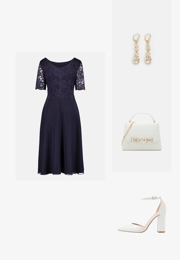 Marineblaues knielanges Kleid mit floraler Spitzenoberseite, halblangen Ärmeln, Rundhalsausschnitt und fließendem einfarbigem Rock.; Weißer Lackleder-Pumps mit offenem Seitenbereich, spitzer Zehenpartie, Knöchelriemen mit Schnalle und blockhaftem Absatz.; Weiße Handtasche aus Kunstleder mit strukturiertem Design, ausgestattet mit einem goldenen Kettenriemen und einer dekorativen Edelsteinverzierung auf der Vorderseite.; Goldfarbene Tropfenohrringe mit einem klaren ovalen Kristall an der Basis, ergänzt durch kleinere Kristalle und florale Details darüber.