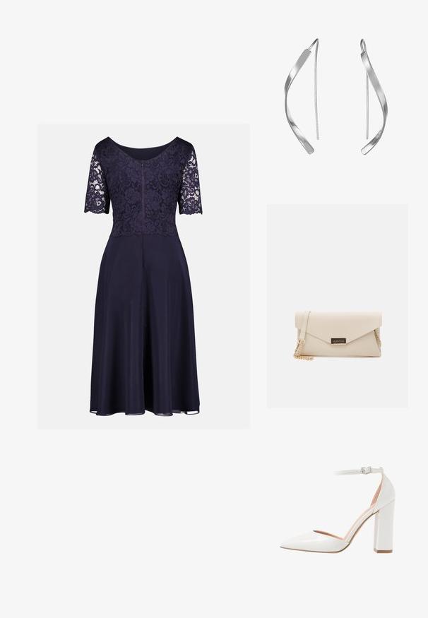 Marineblaues knielanges Kleid mit floraler Spitzenoberseite, halblangen Ärmeln, Rundhalsausschnitt und fließendem einfarbigem Rock.; Weißer Lackleder-Pumps mit offenem Seitenbereich, spitzer Zehenpartie, Knöchelriemen mit Schnalle und blockhaftem Absatz.; Beige Leder-Umschlag-Clutch mit goldener Kettenriemen, ausgestattet mit einer rechteckigen Logo-Plakette und einer glatten, strukturierten Oberfläche.; Silberne Ohrringe aus Metall mit einem geschwungenen, minimalistischen Design, die längliche Rückseiten und eine glatte, polierte Oberfläche haben. Ohne Verzierung.