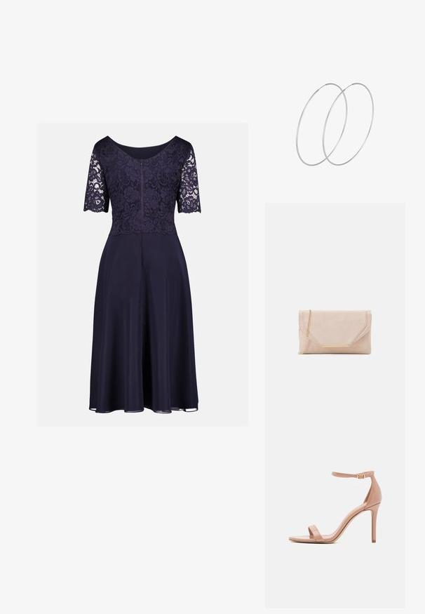Marineblaues knielanges Kleid mit floraler Spitzenoberseite, halblangen Ärmeln, Rundhalsausschnitt und fließendem einfarbigem Rock.; Madden Girl BRAZEN - Riemensandalette - dark nude; Beige Wildleder-Clutch mit einer goldenen Kettenriemen und rechteckigem Hardware-Detail. Verfügt über einen umklappbaren Deckel mit schrägen Kanten und Nahtdetails.; Silberne Creolen mit minimalistischem Design. Rundform, glatte Oberfläche und dünnes Profil. Leichtgewichtig mit hochglänzender Oberfläche.